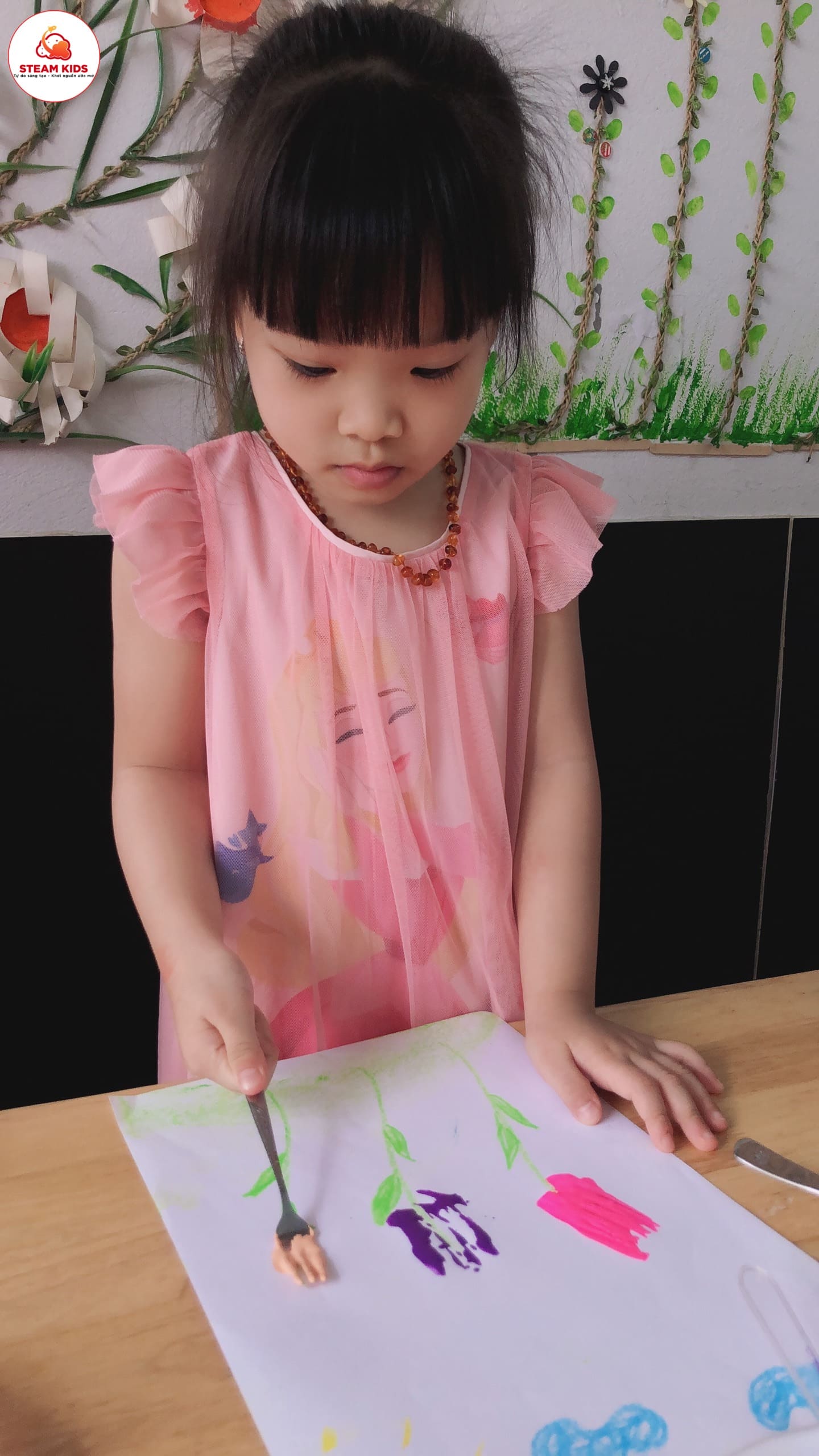 Tiết Tạo Hình : Làm Hoa Tulip Từ Dĩa Và Màu Nước Lớp Steam 4 Tiết Tạo Hình : Làm Hoa Tulip Từ Dĩa Và Màu Nước Lớp Steam 4 - Trường Mầm Non STEAM KIDS