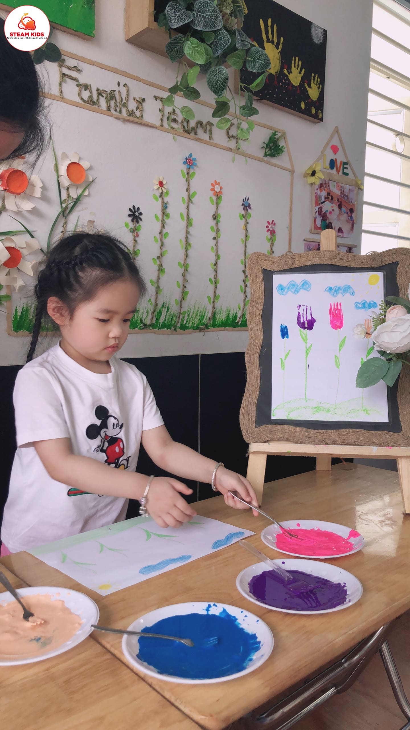 Tiết Tạo Hình : Làm Hoa Tulip Từ Dĩa Và Màu Nước Lớp Steam 4 Tiết Tạo Hình : Làm Hoa Tulip Từ Dĩa Và Màu Nước Lớp Steam 4 - Trường Mầm Non STEAM KIDS