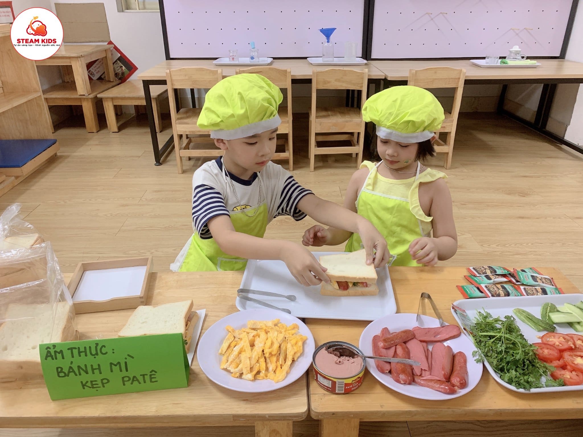 Ẩm Thực Món Bánh Mỳ Kẹp Pate - Trường Mầm Non STEAM KIDS