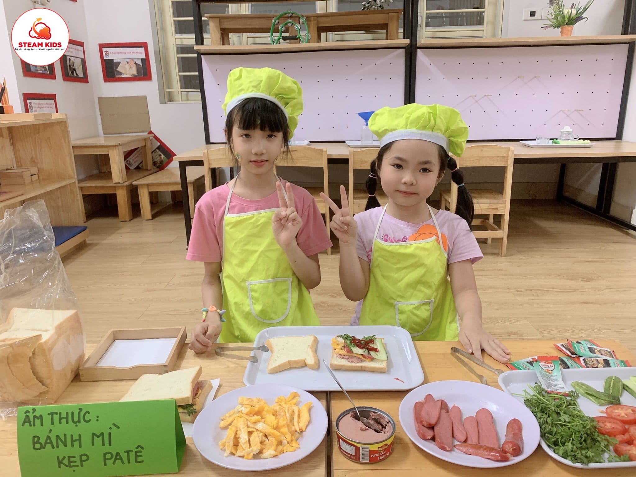 Ẩm Thực Món Bánh Mỳ Kẹp Pate - Trường Mầm Non STEAM KIDS