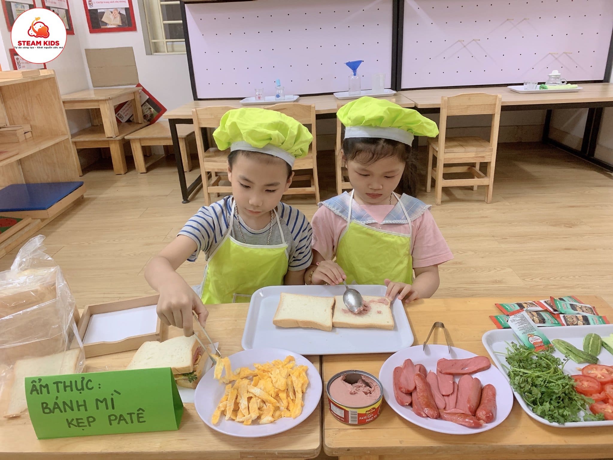 Ẩm Thực Món Bánh Mỳ Kẹp Pate - Trường Mầm Non STEAM KIDS