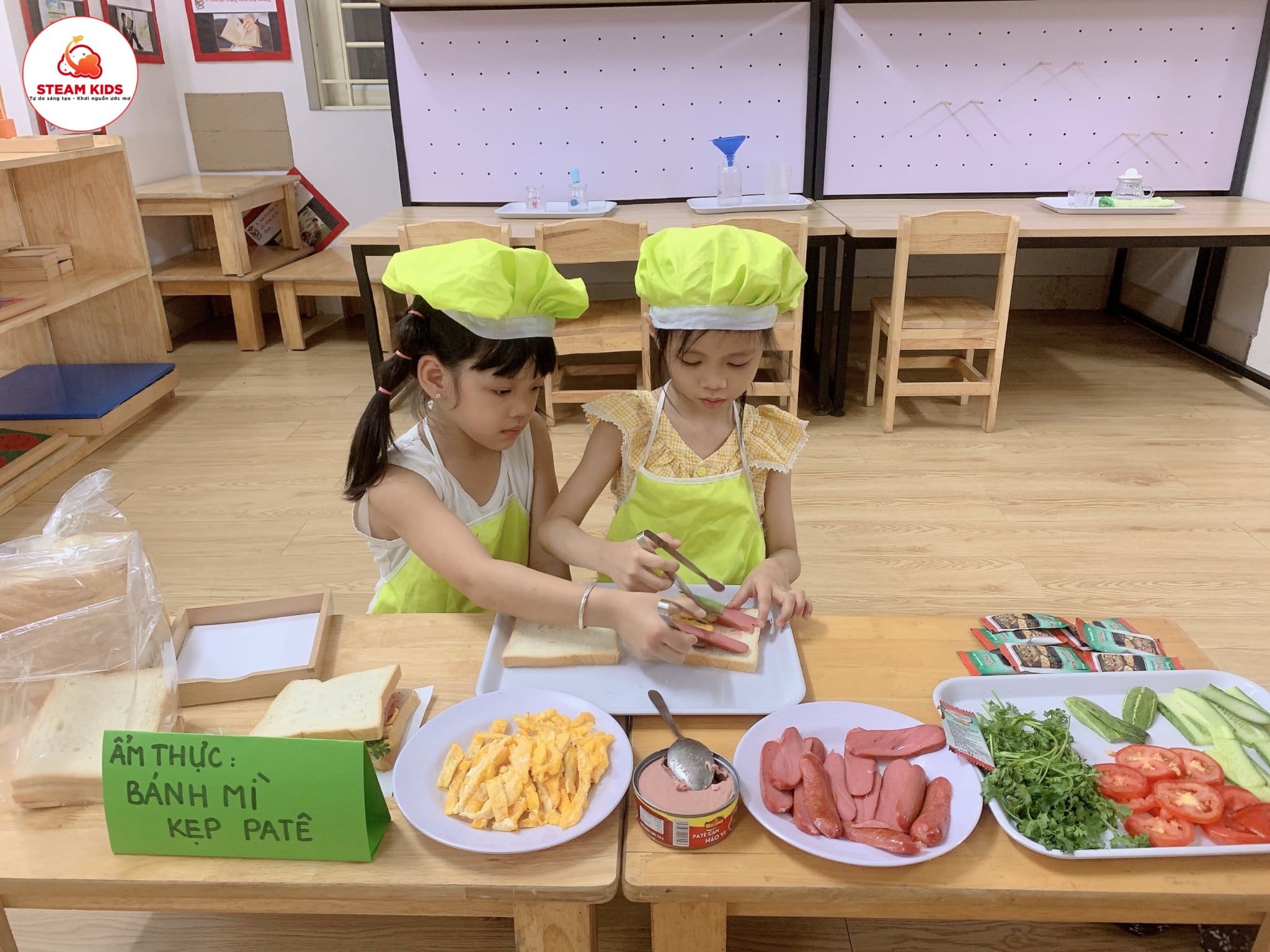 Ẩm Thực Món Bánh Mỳ Kẹp Pate - Trường Mầm Non STEAM KIDS