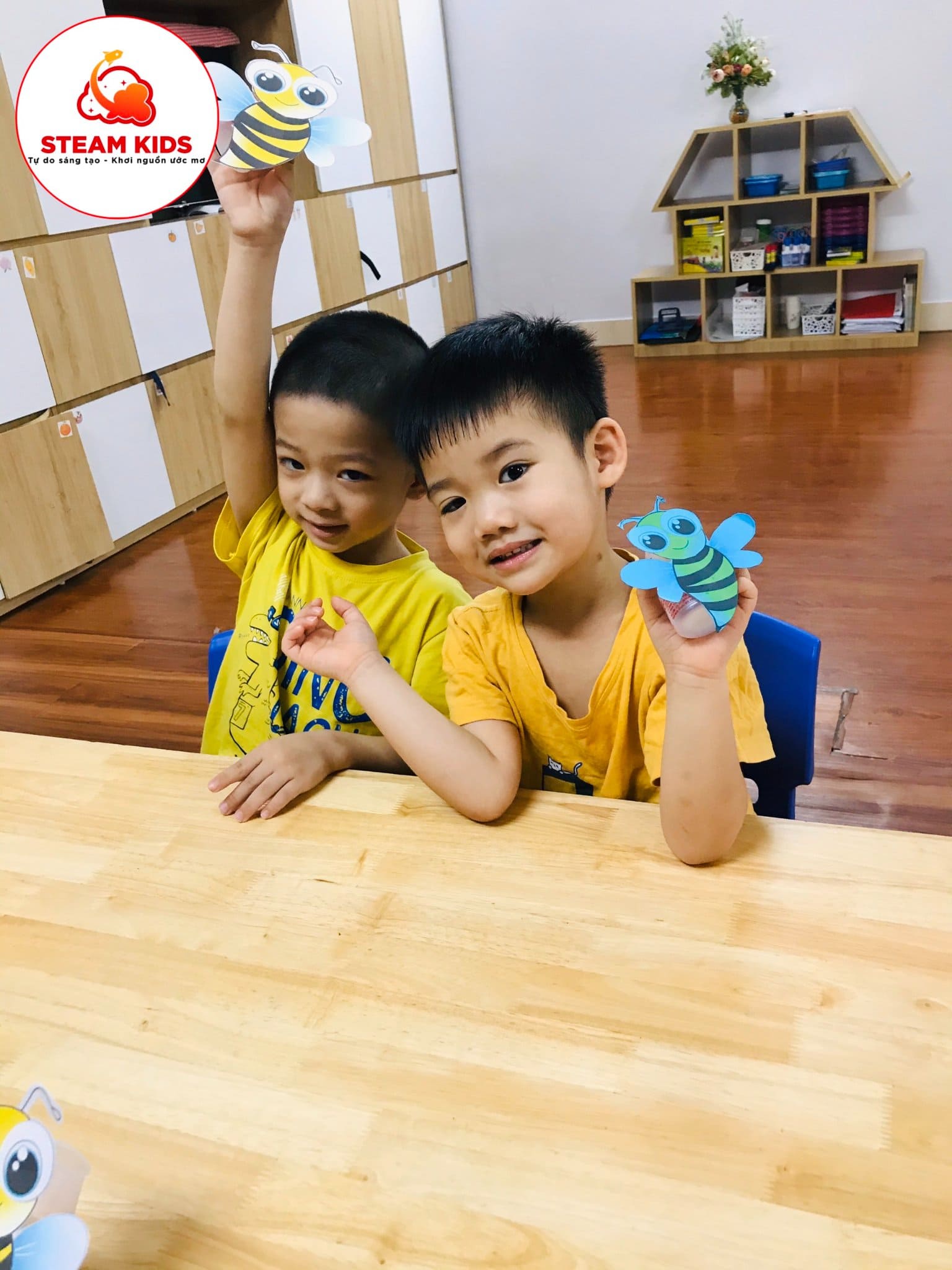 Tạo Hình Con Ong Từ Vỏ Sữa Yakult Của Lớp Steam1 Tạo Hình Con Ong Từ Vỏ Sữa Yakult Của Lớp Steam1 - Trường Mầm Non STEAM KIDS