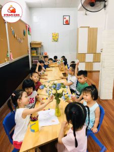 Tạo Hình Con Ong Từ Vỏ Sữa Yakult Của Lớp Steam1 - Trường Mầm Non STEAM KIDS