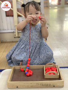 Hoạt Động Montessori Xâu Hạt Vòng Lớp Steam 3 - Trường Mầm Non STEAM KIDS