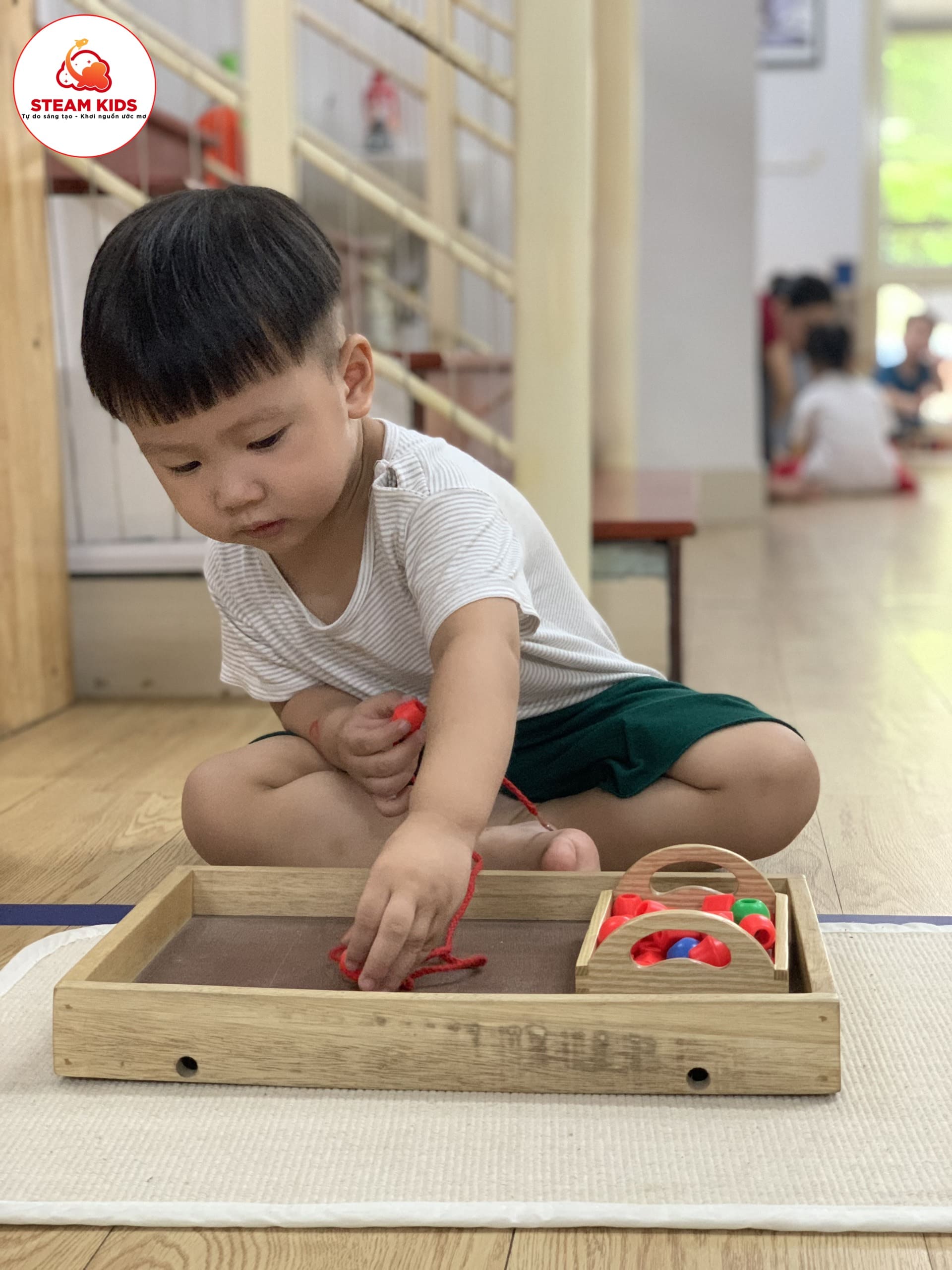 Hoạt Động Montessori Xâu Hạt Vòng Lớp Steam 3 - Trường Mầm Non STEAM KIDS