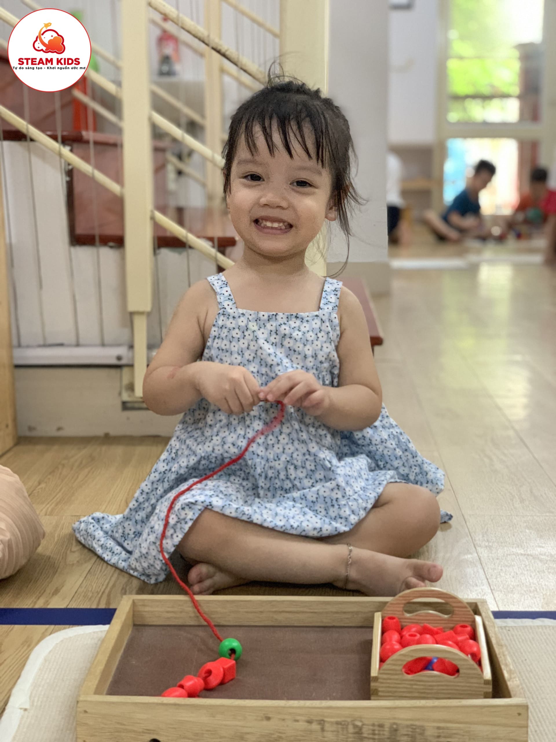 Hoạt Động Montessori Xâu Hạt Vòng Lớp Steam 3 - Trường Mầm Non STEAM KIDS