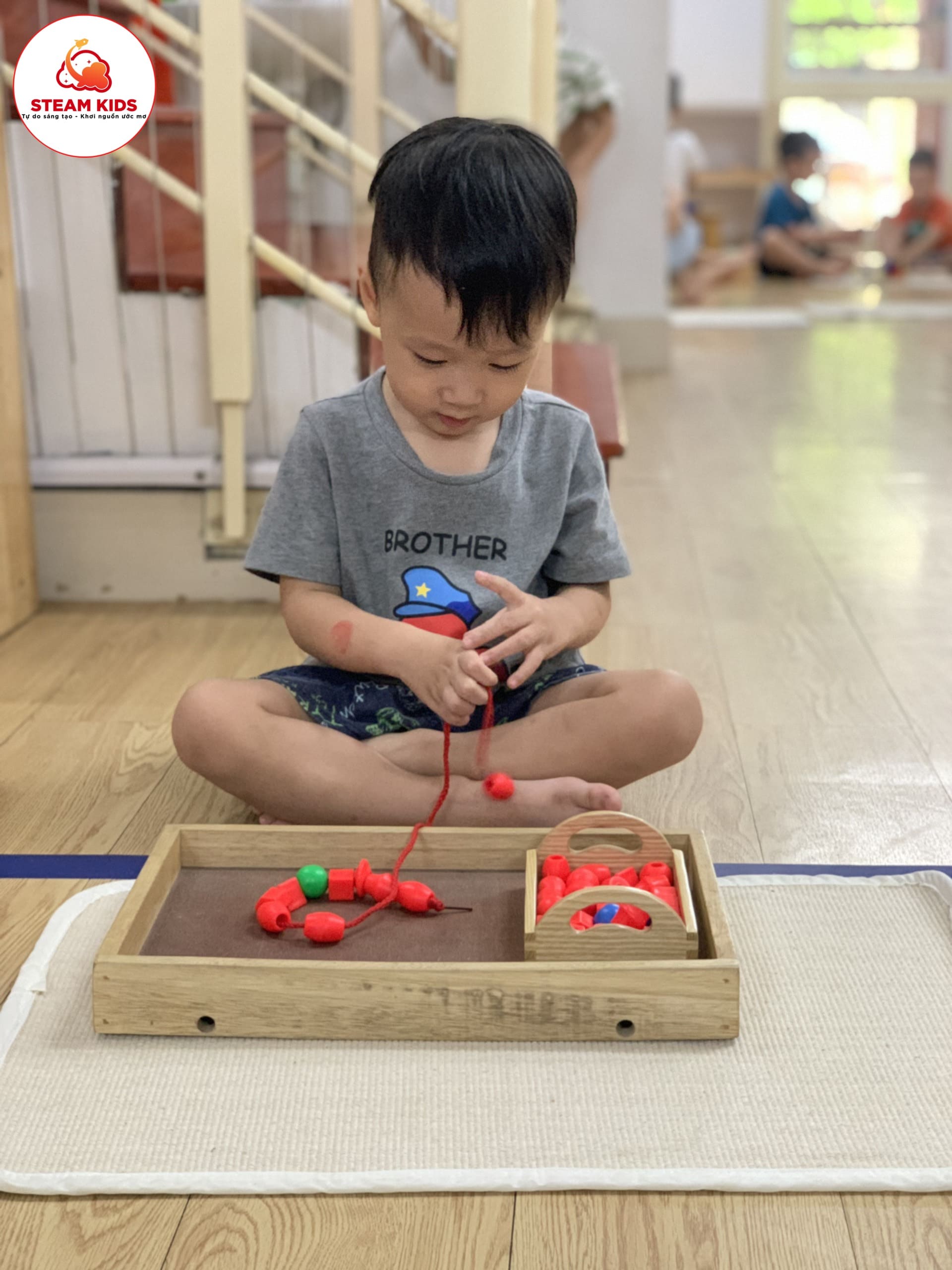 Hoạt Động Montessori Xâu Hạt Vòng Lớp Steam 3 - Trường Mầm Non STEAM KIDS