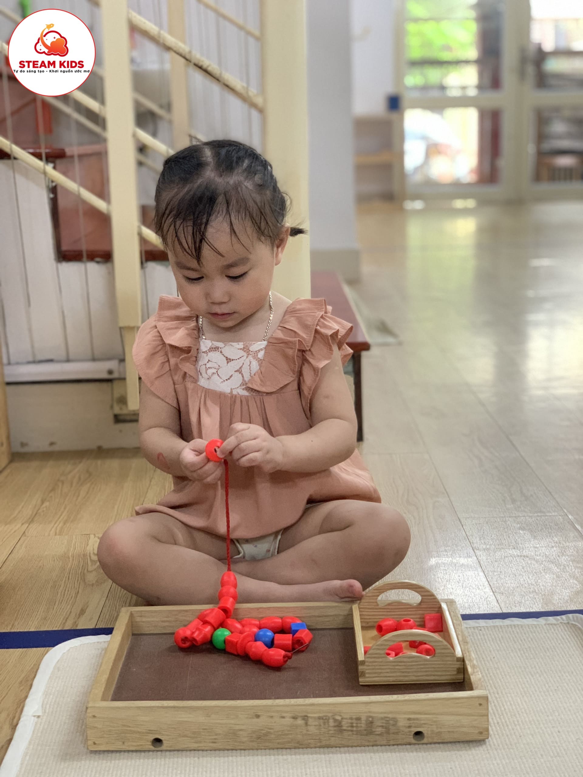 Hoạt Động Montessori Xâu Hạt Vòng Lớp Steam 3 - Trường Mầm Non STEAM KIDS