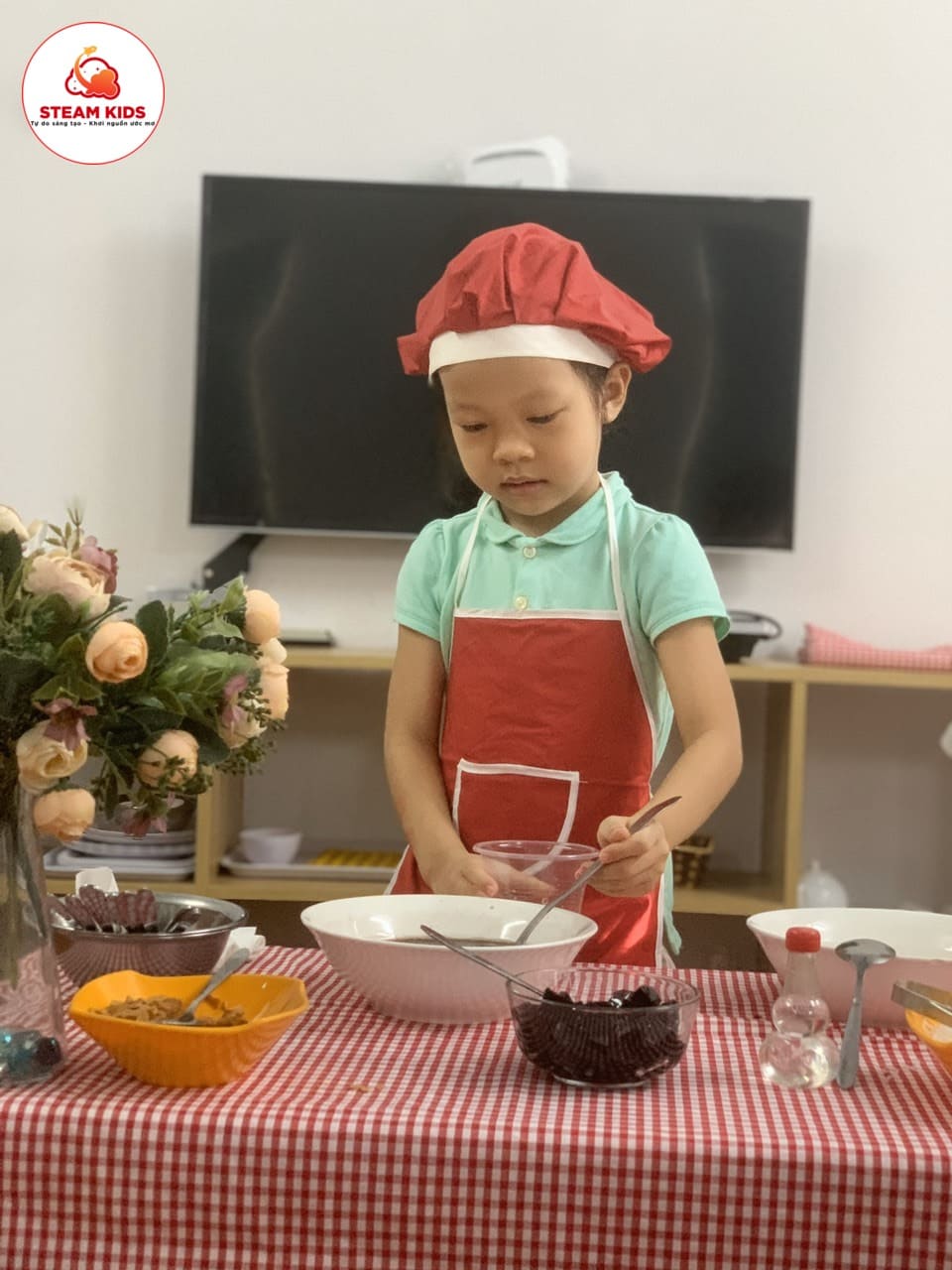 Bé làm Món Chè Đậu Đen - Trường Mầm Non STEAM KIDS