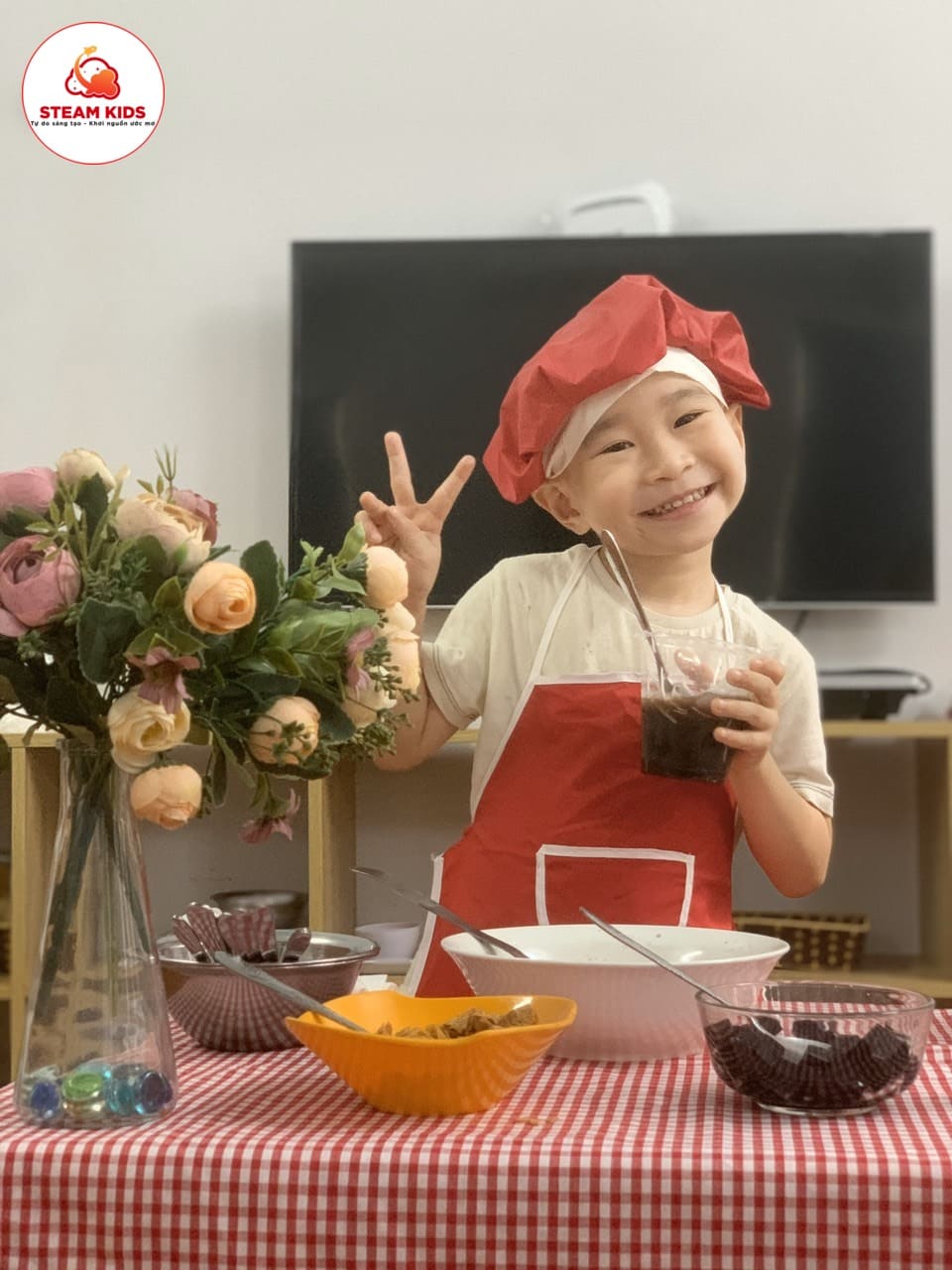 Bé làm Món Chè Đậu Đen - Trường Mầm Non STEAM KIDS