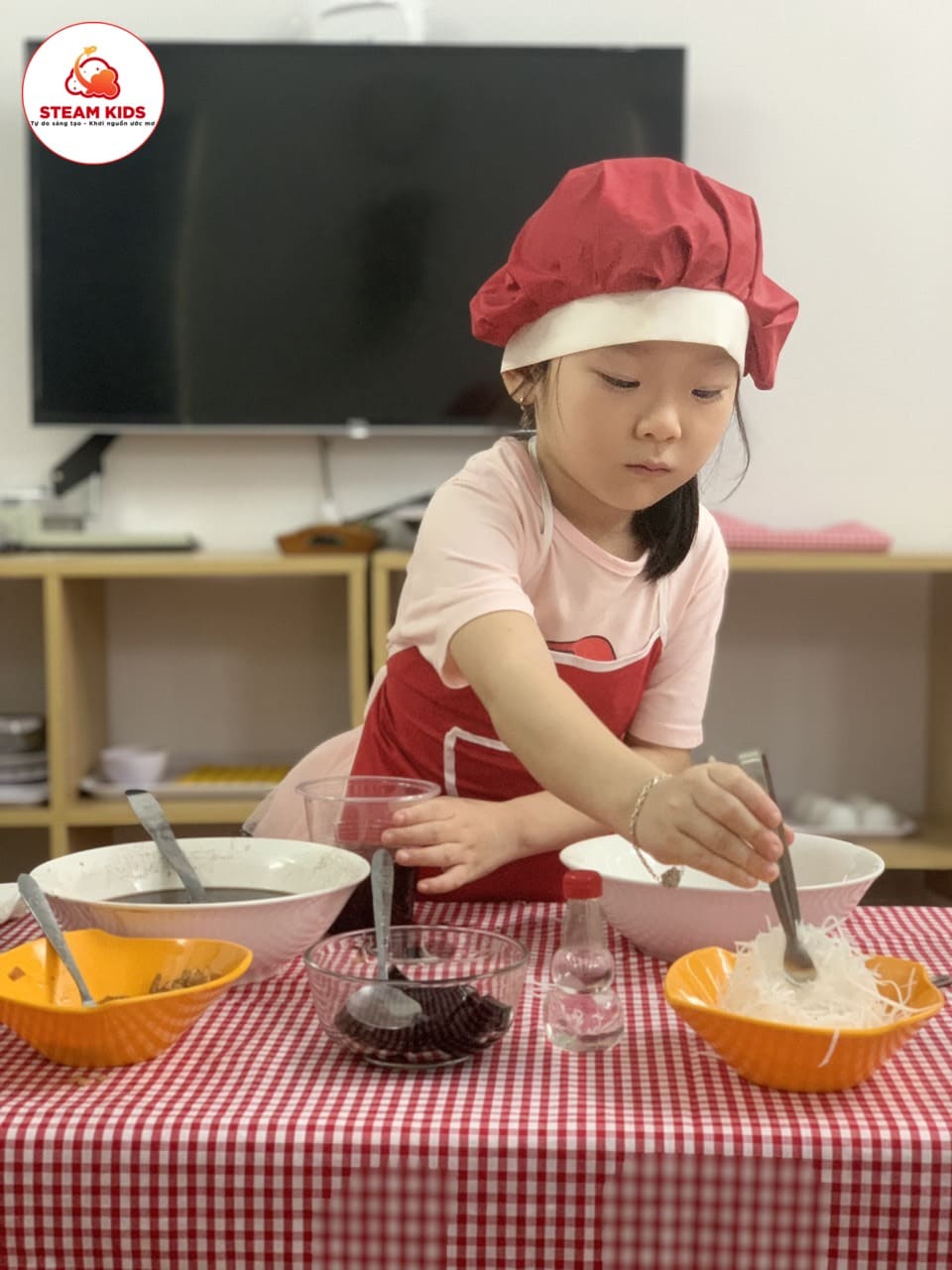Bé làm Món Chè Đậu Đen - Trường Mầm Non STEAM KIDS
