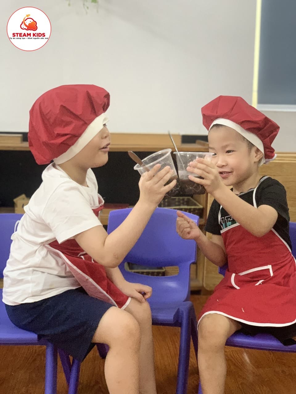 Bé làm Món Chè Đậu Đen - Trường Mầm Non STEAM KIDS