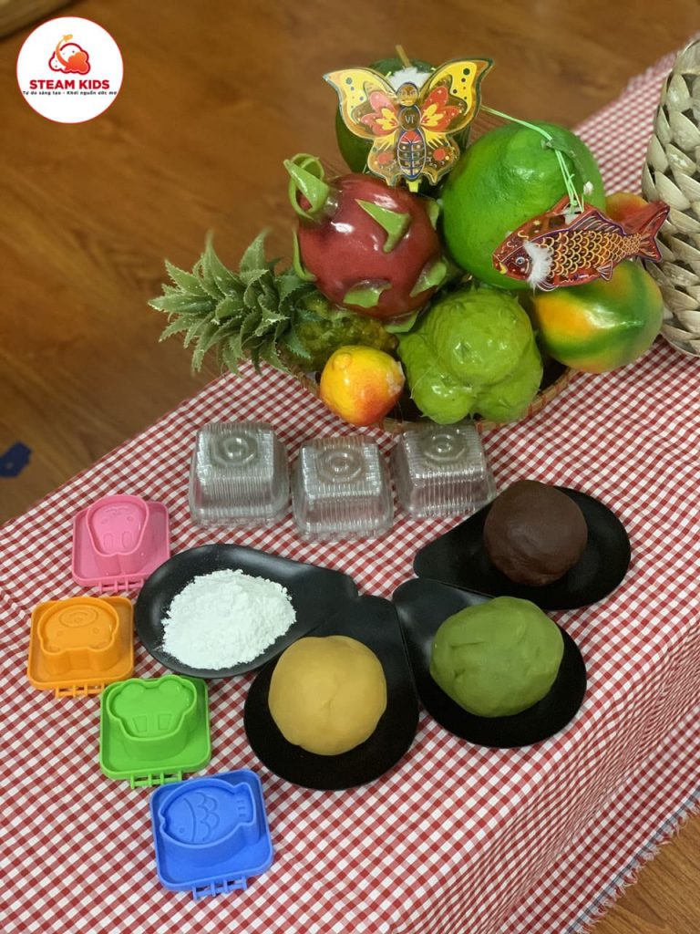 Bé Thực Hành Làm Bánh Trung Thu Bé Thực Hành Làm Bánh Trung Thu - Trường Mầm Non STEAM KIDS
