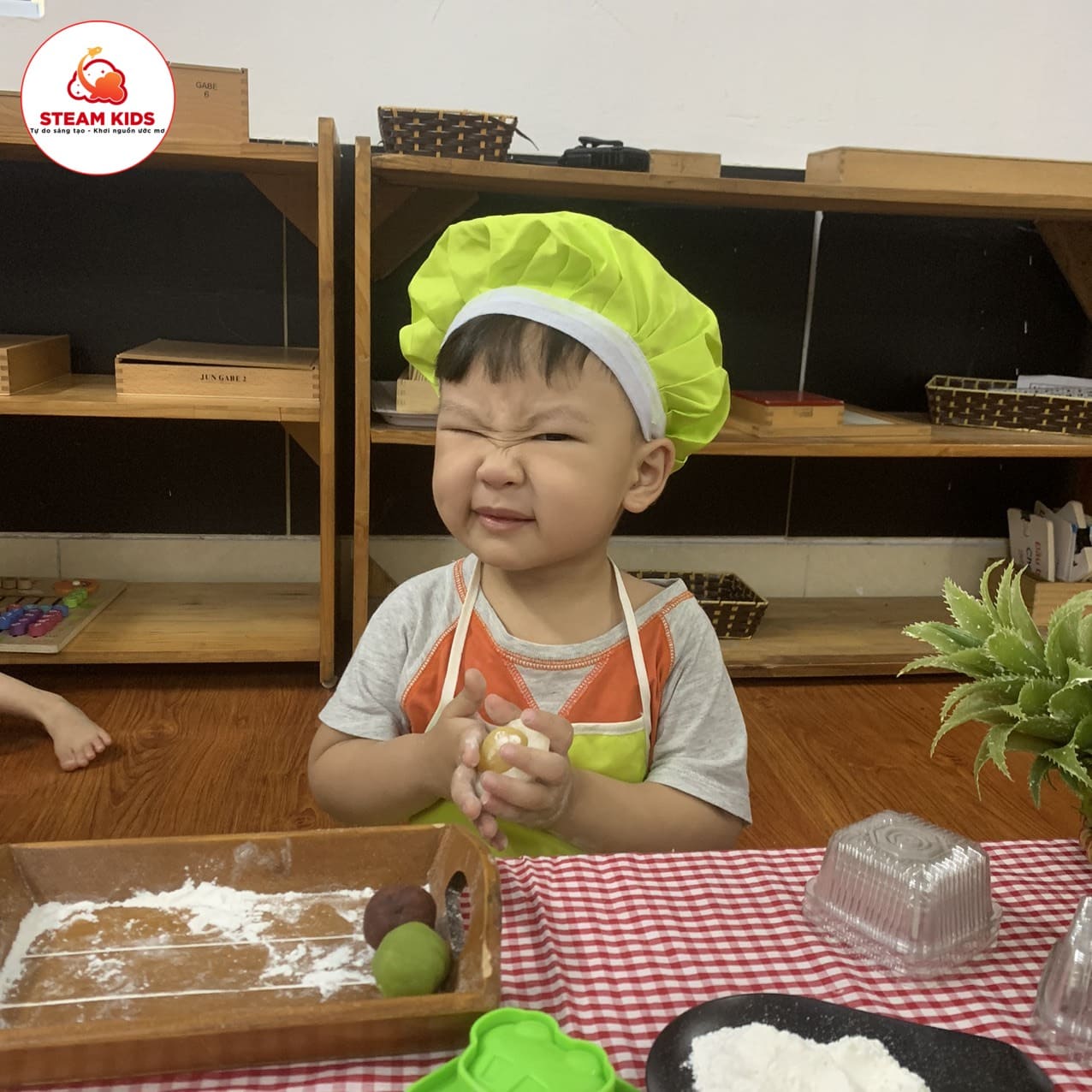 Bé Thực Hành Làm Bánh Trung Thu Bé Thực Hành Làm Bánh Trung Thu - Trường Mầm Non STEAM KIDS