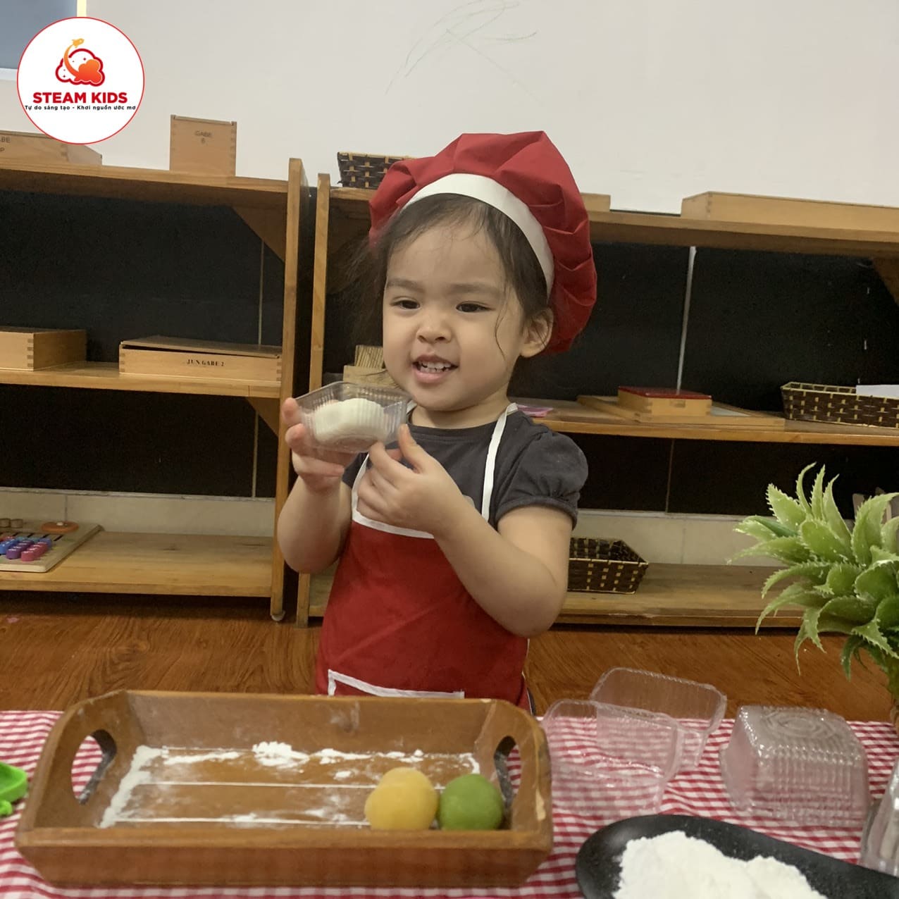 Bé Thực Hành Làm Bánh Trung Thu Bé Thực Hành Làm Bánh Trung Thu - Trường Mầm Non STEAM KIDS