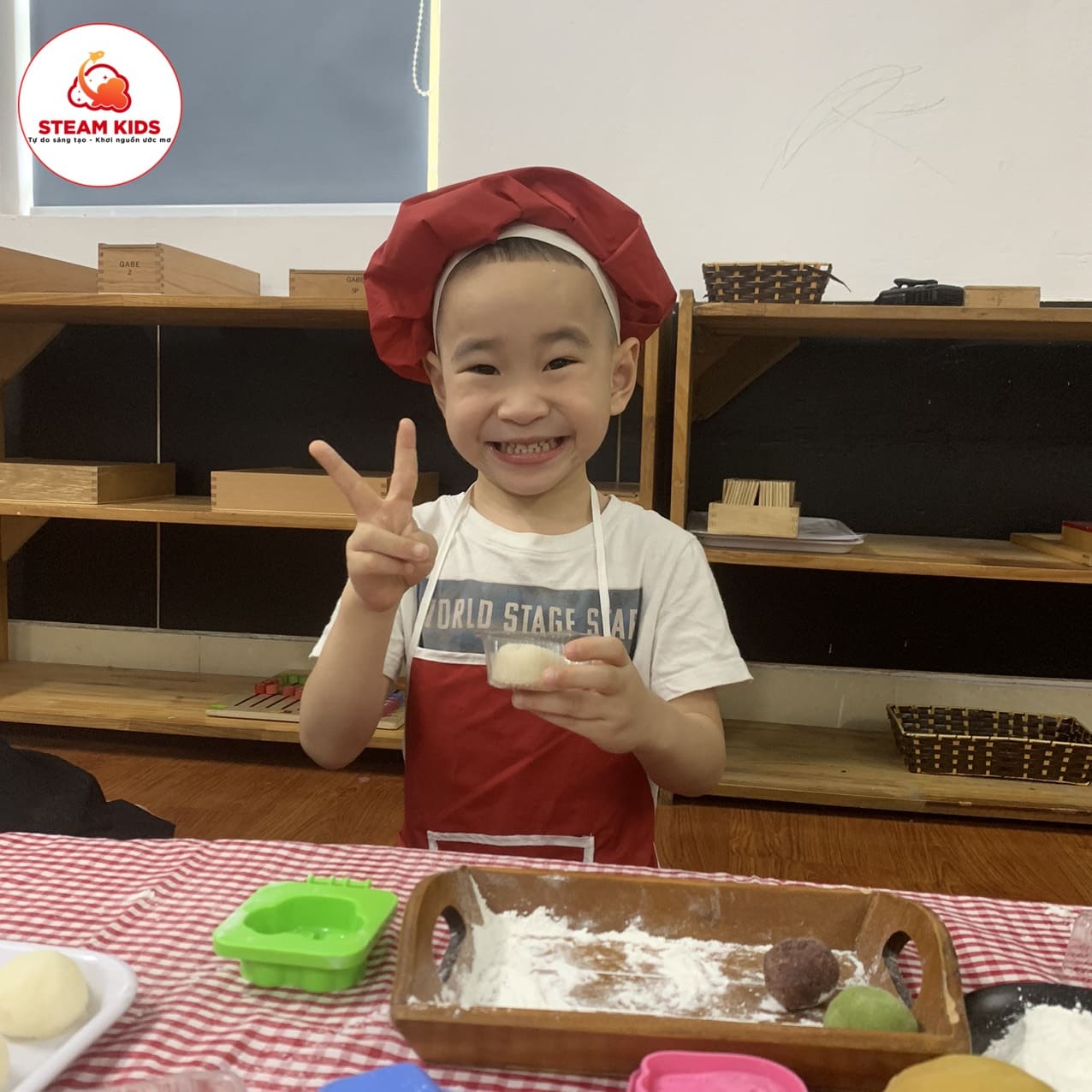 Bé Thực Hành Làm Bánh Trung Thu Bé Thực Hành Làm Bánh Trung Thu - Trường Mầm Non STEAM KIDS