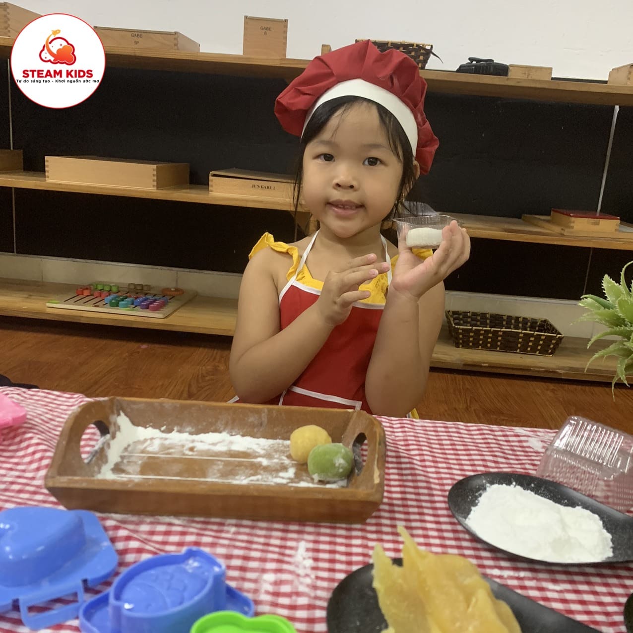 Bé Thực Hành Làm Bánh Trung Thu Bé Thực Hành Làm Bánh Trung Thu - Trường Mầm Non STEAM KIDS