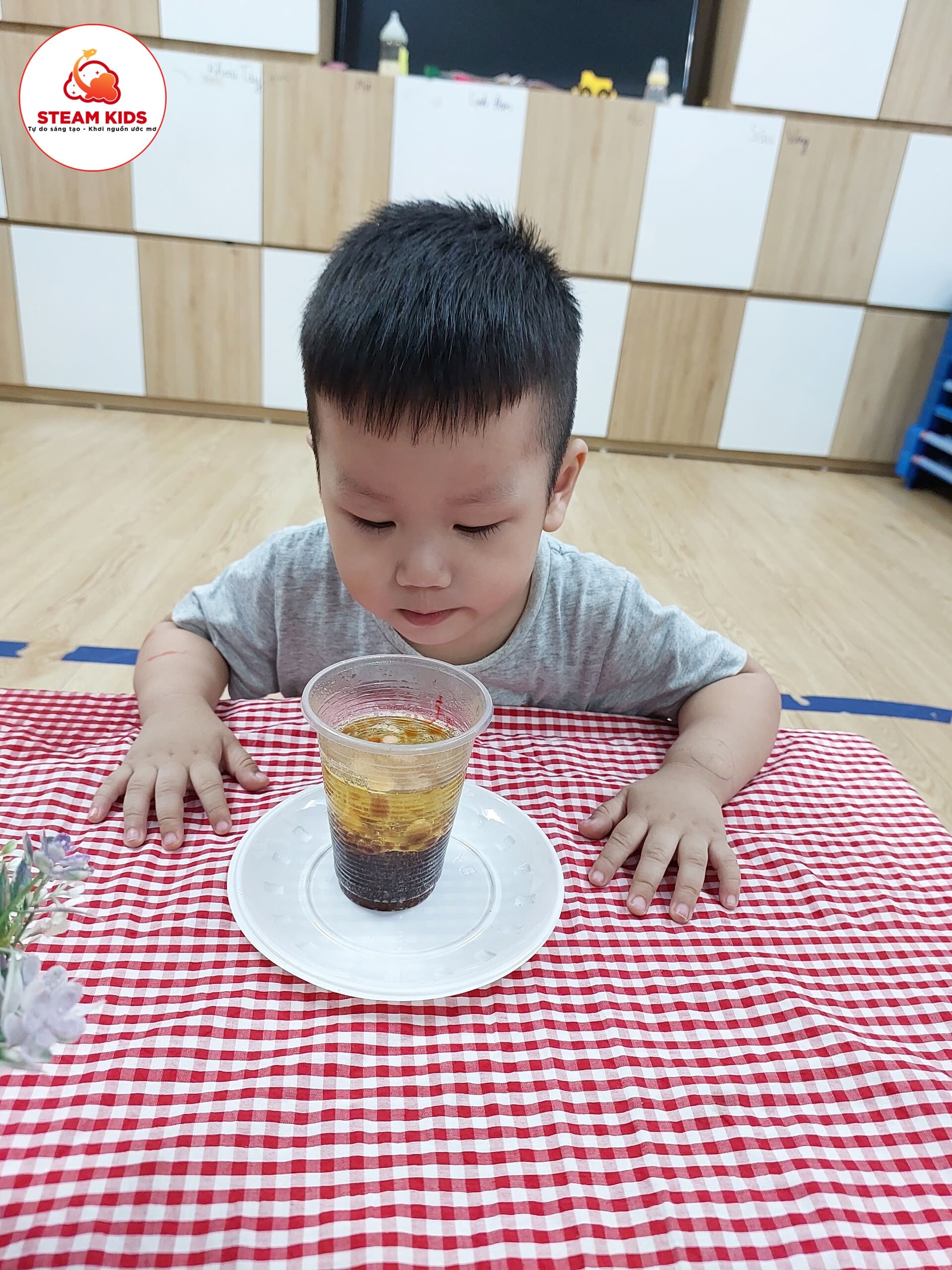 Thí Nghiệm: Khám Phá Sự Kì Diệu Của C Sủi - Trường Mầm Non STEAM KIDS