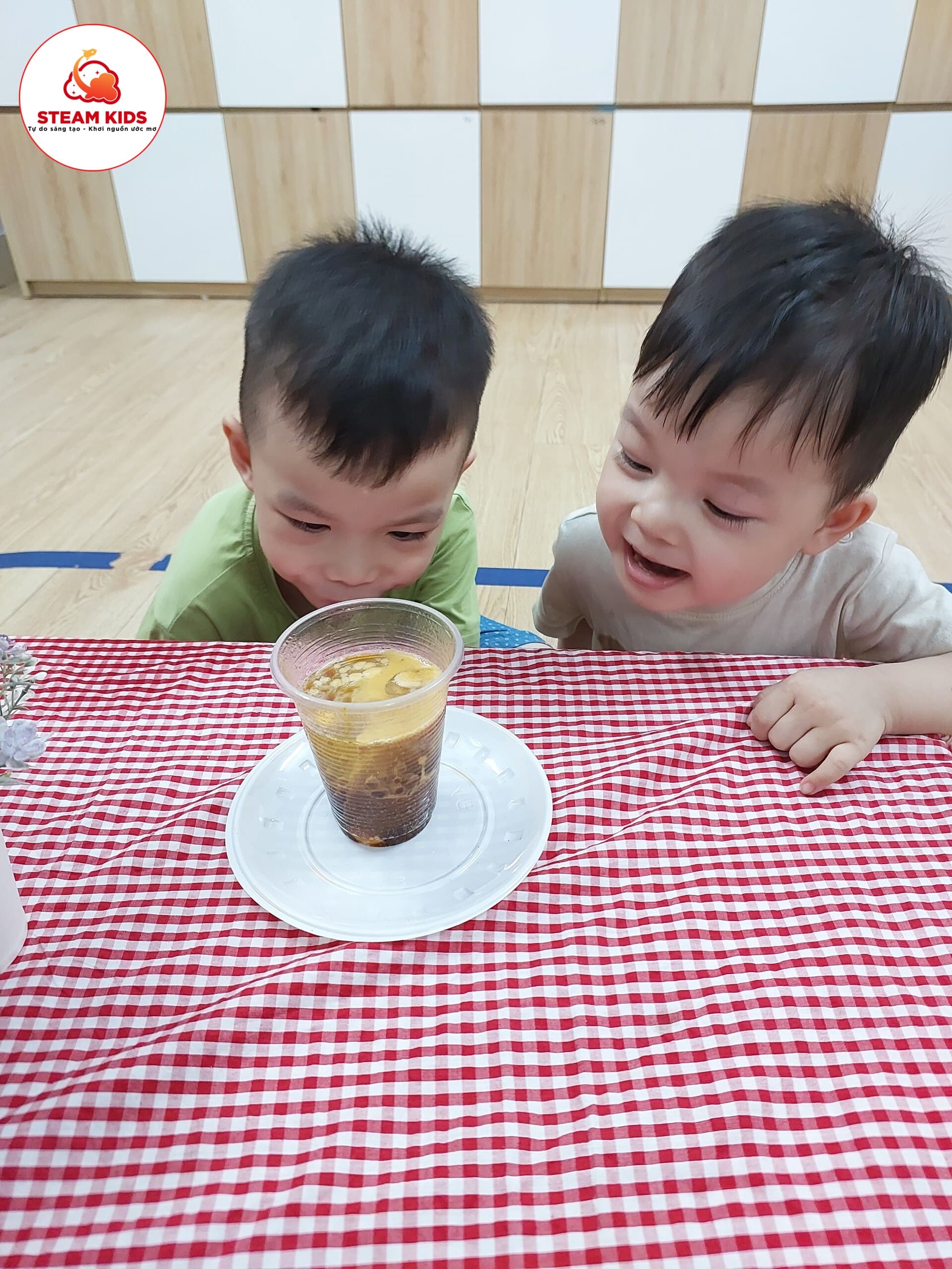 Thí Nghiệm: Khám Phá Sự Kì Diệu Của C Sủi - Trường Mầm Non STEAM KIDS
