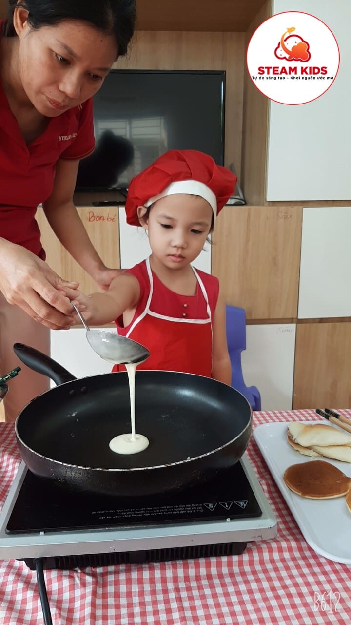 Làm Bánh Rán Doremon Cùng Với Các Bạn Lớp Steam 6 - Trường Mầm Non STEAM KIDS