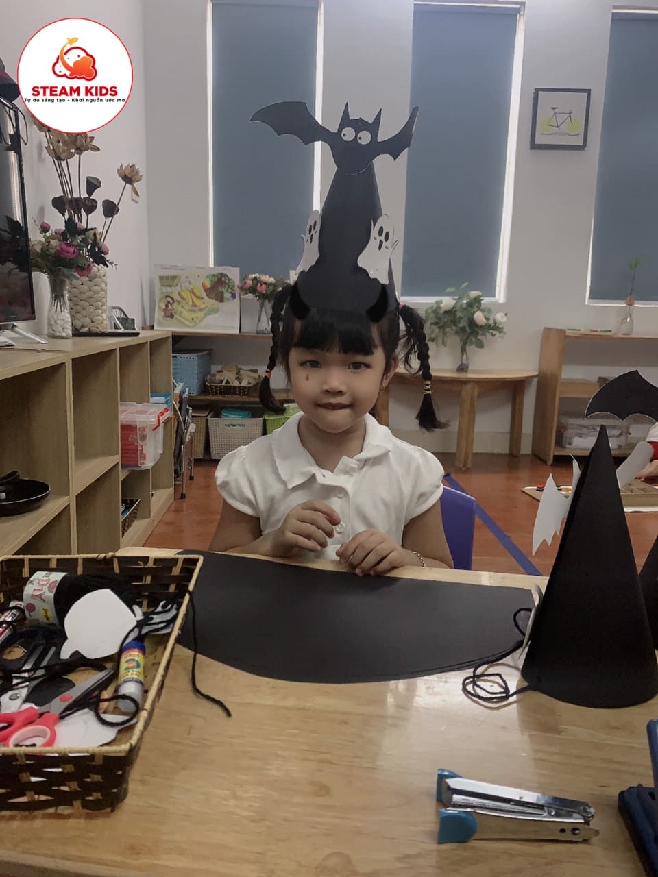 Cùng Lớp Steam4 Tạo Hình Chiếc Mũ Halloween - Trường Mầm Non STEAM KIDS