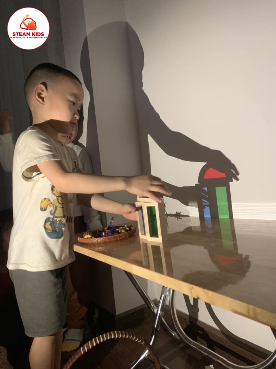 Cùng Lớp Steam4 Khám Phá Sức Mạnh Của Ánh Sáng - Trường Mầm Non STEAM KIDS