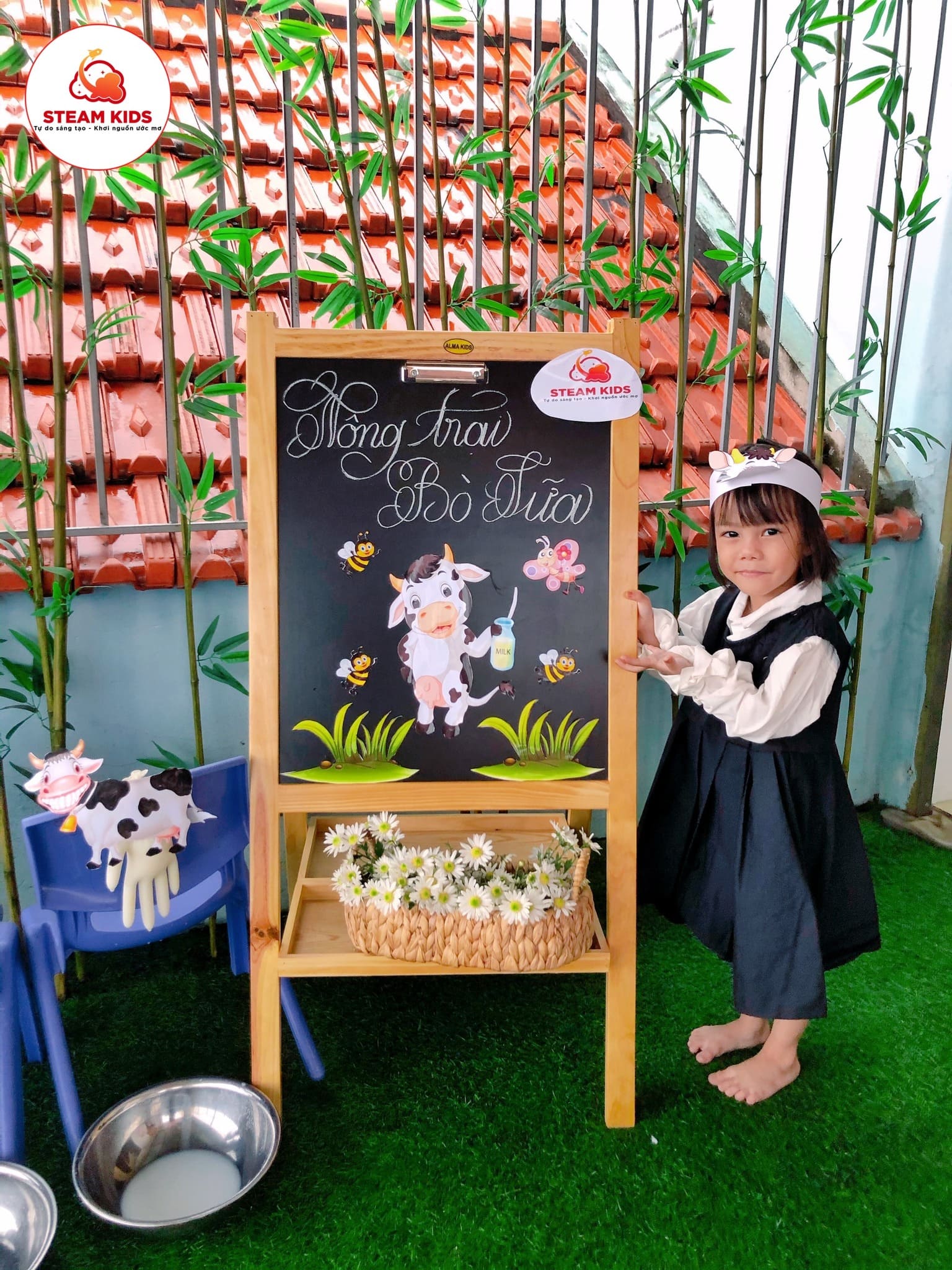 Hoạt Động Trải Nghiệm Vắt Sữa Bò Lớp Steam2 - Trường Mầm Non STEAM KIDS