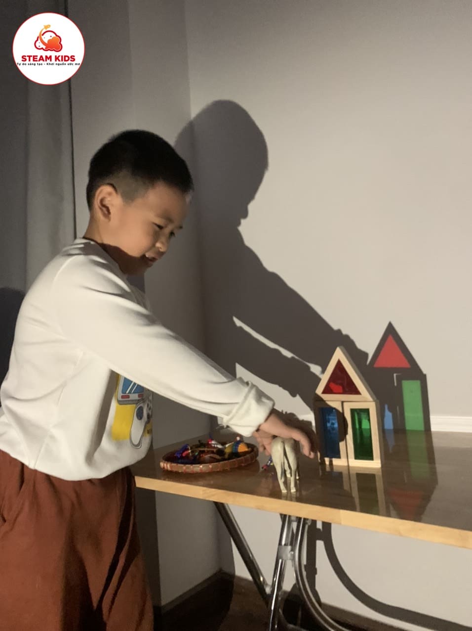 Cùng Lớp Steam4 Khám Phá Sức Mạnh Của Ánh Sáng - Trường Mầm Non STEAM KIDS