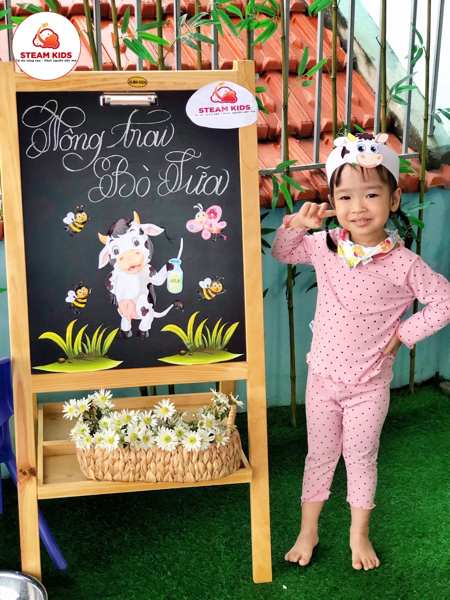 Hoạt Động Trải Nghiệm Vắt Sữa Bò Lớp Steam2 - Trường Mầm Non STEAM KIDS