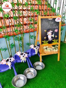 Hoạt Động Trải Nghiệm Vắt Sữa Bò Lớp Steam2 - Trường Mầm Non STEAM KIDS