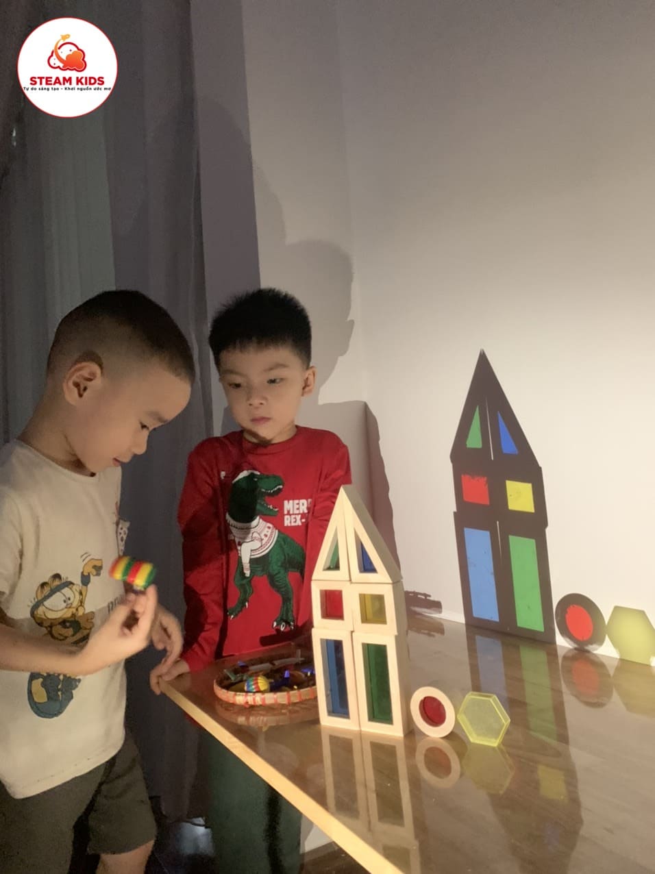 Cùng Lớp Steam4 Khám Phá Sức Mạnh Của Ánh Sáng - Trường Mầm Non STEAM KIDS