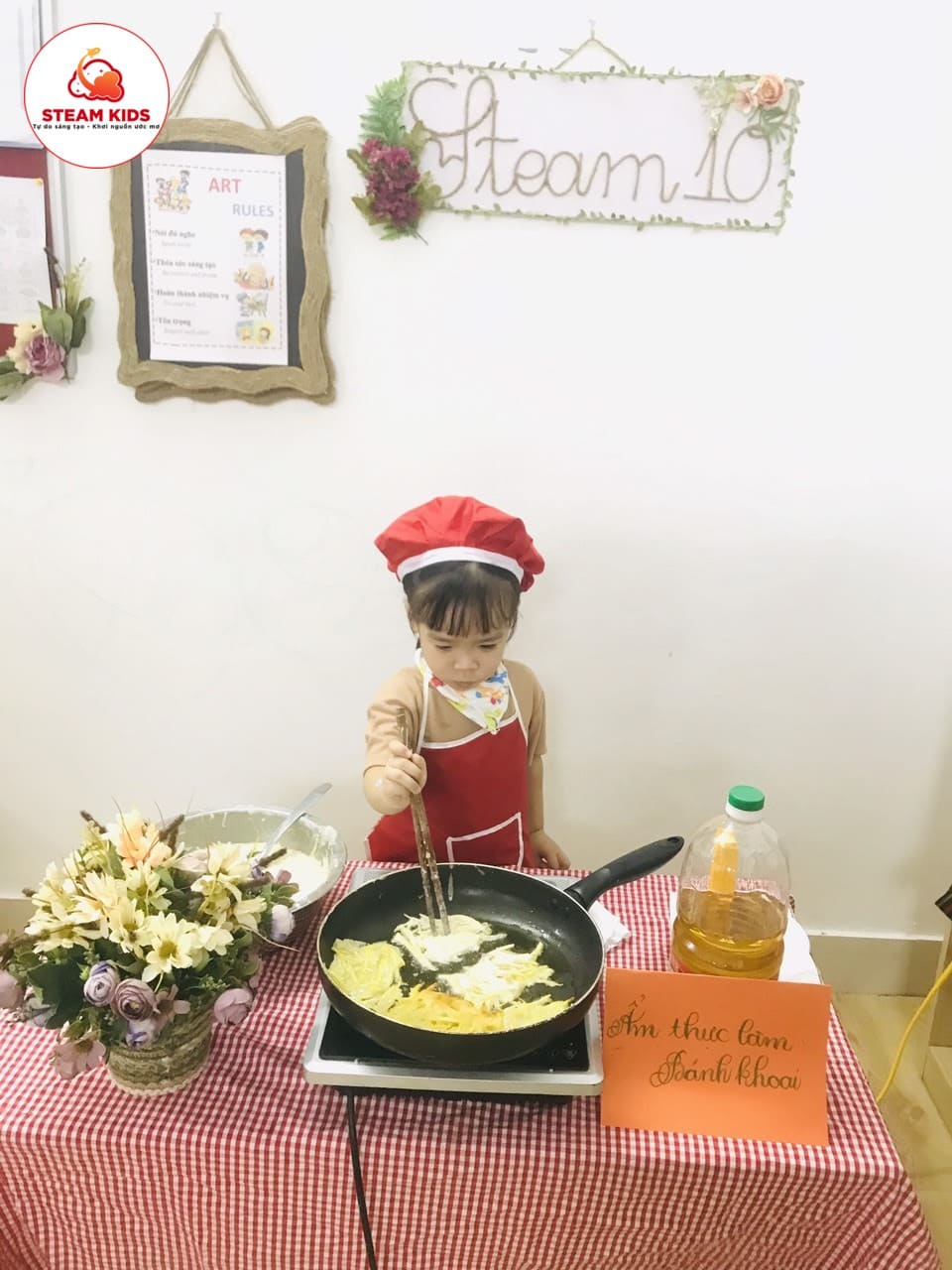 Bé tập Làm Nội Trợ Món Bánh Khoai - Trường Mầm Non STEAM KIDS