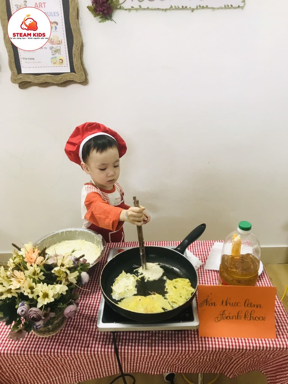 Bé tập Làm Nội Trợ Món Bánh Khoai - Trường Mầm Non STEAM KIDS