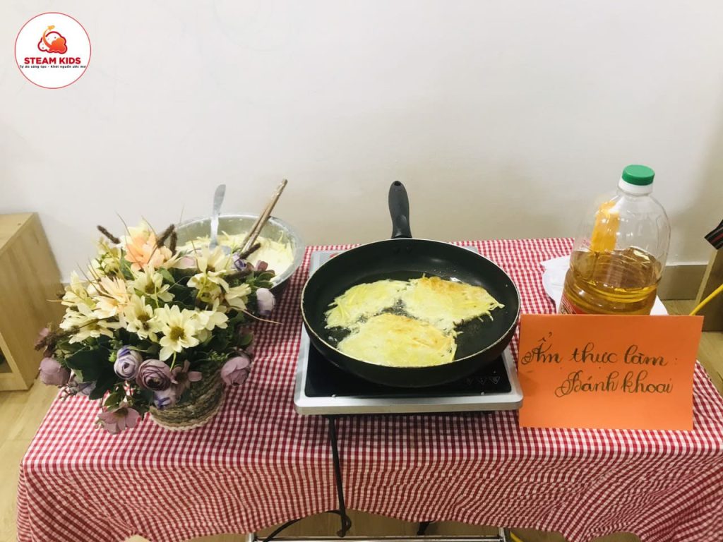 Bé tập Làm Nội Trợ Món Bánh Khoai - Trường Mầm Non STEAM KIDS