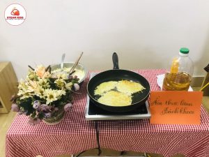 Bé tập Làm Nội Trợ Món Bánh Khoai - Trường Mầm Non STEAM KIDS