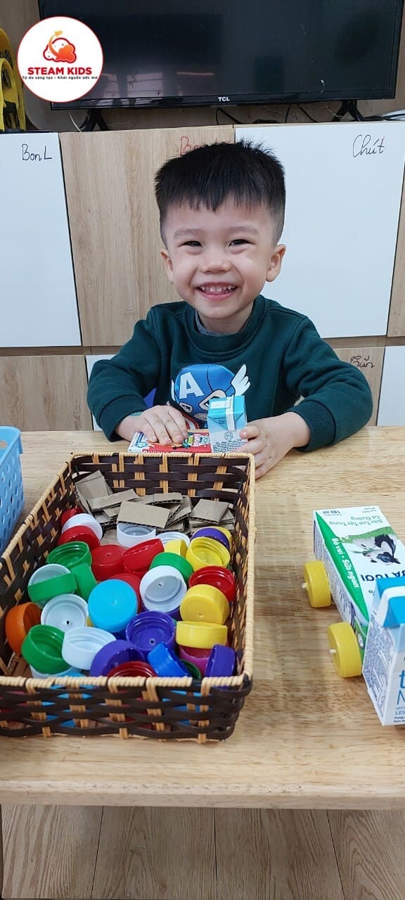 Bé Làm Ô Tô Bằng Vỏ Sữa - Trường Mầm Non STEAM KIDS