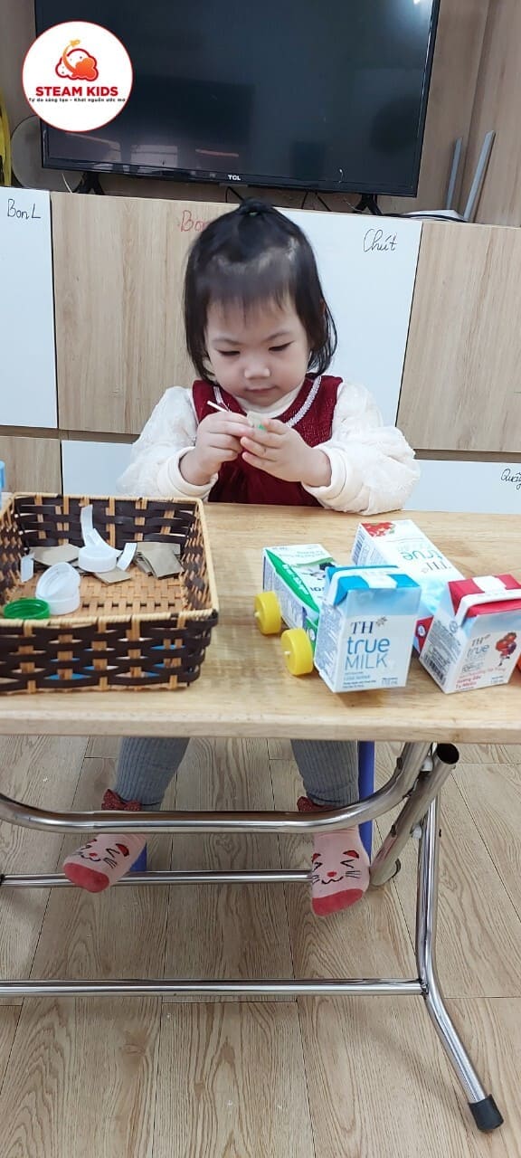 Bé Làm Ô Tô Bằng Vỏ Sữa - Trường Mầm Non STEAM KIDS