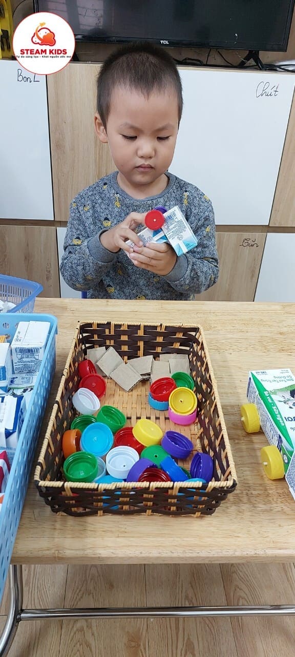 Bé Làm Ô Tô Bằng Vỏ Sữa - Trường Mầm Non STEAM KIDS