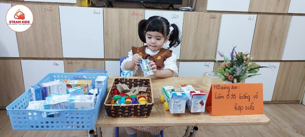 Bé Làm Ô Tô Bằng Vỏ Sữa - Trường Mầm Non STEAM KIDS