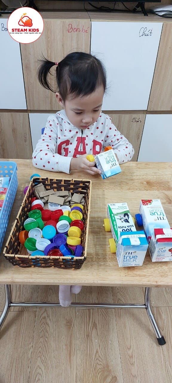 Bé Làm Ô Tô Bằng Vỏ Sữa - Trường Mầm Non STEAM KIDS