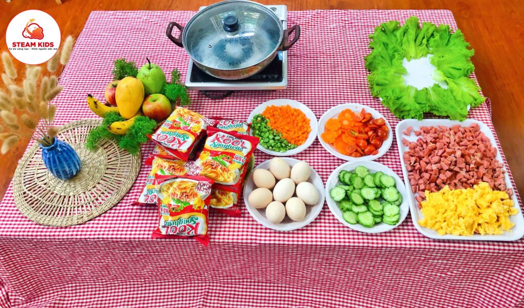 Ẩm Thực: Bé Làm Món Mì Trộn Lớp Steam2 và Steam10 - Trường Mầm Non STEAM KIDS