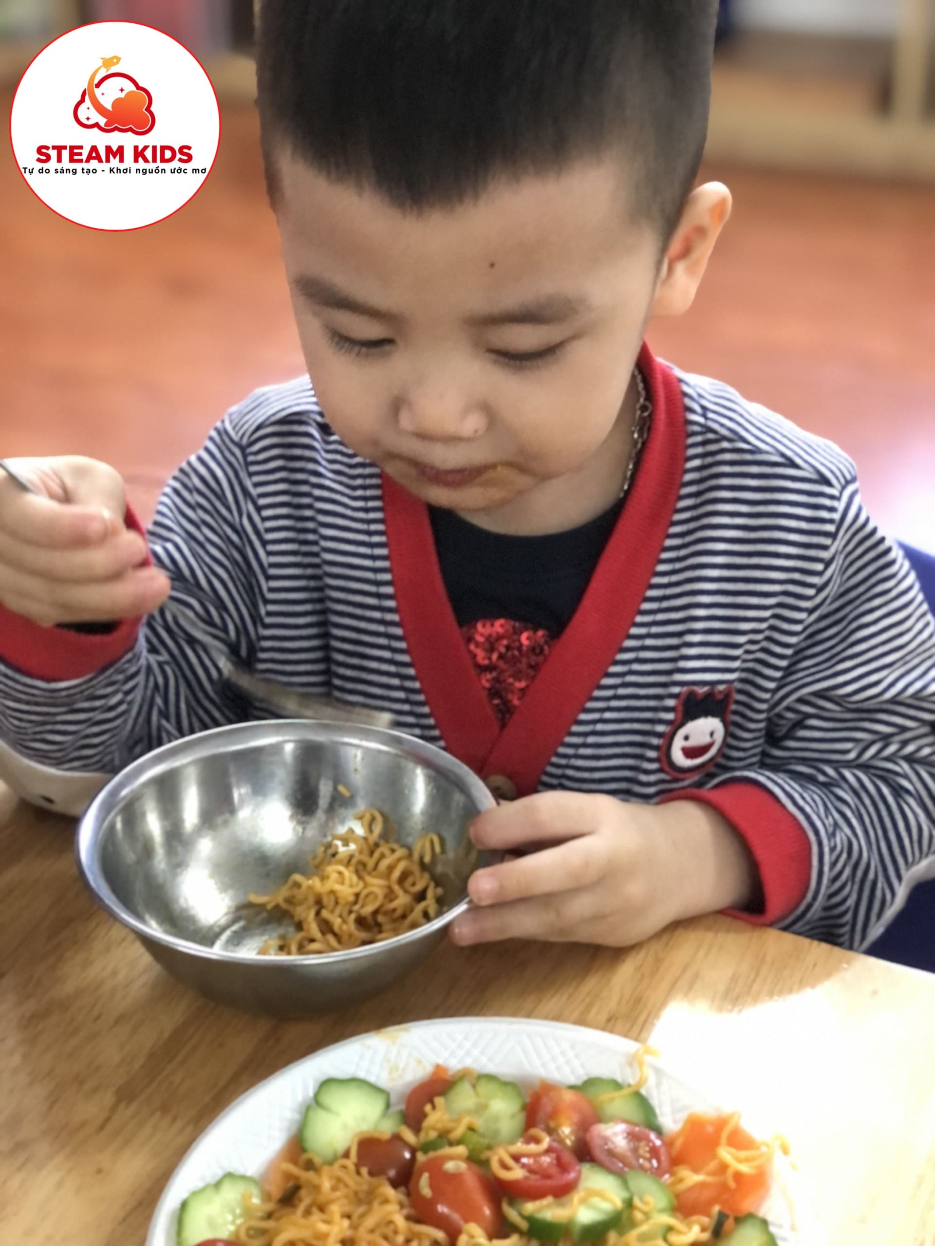 Ẩm Thực: Bé Làm Món Mì Trộn Lớp Steam2 và Steam10 - Trường Mầm Non STEAM KIDS