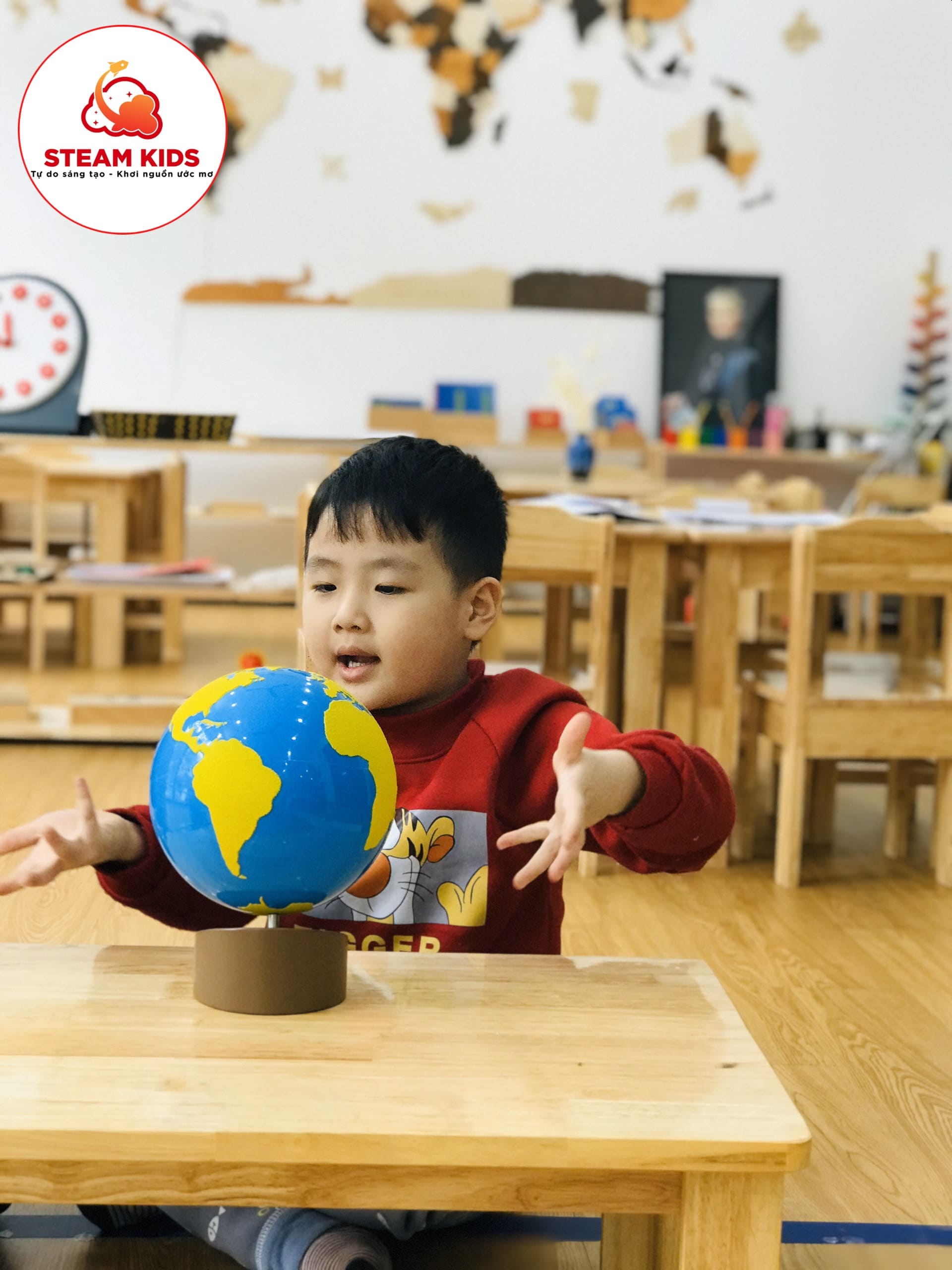 HOẠT ĐỘNG MONTESSORI: QUẢ CẦU NHÁM ĐẤT - NƯỚC - KHÔNG KHÍ - Trường Mầm Non STEAM KIDS