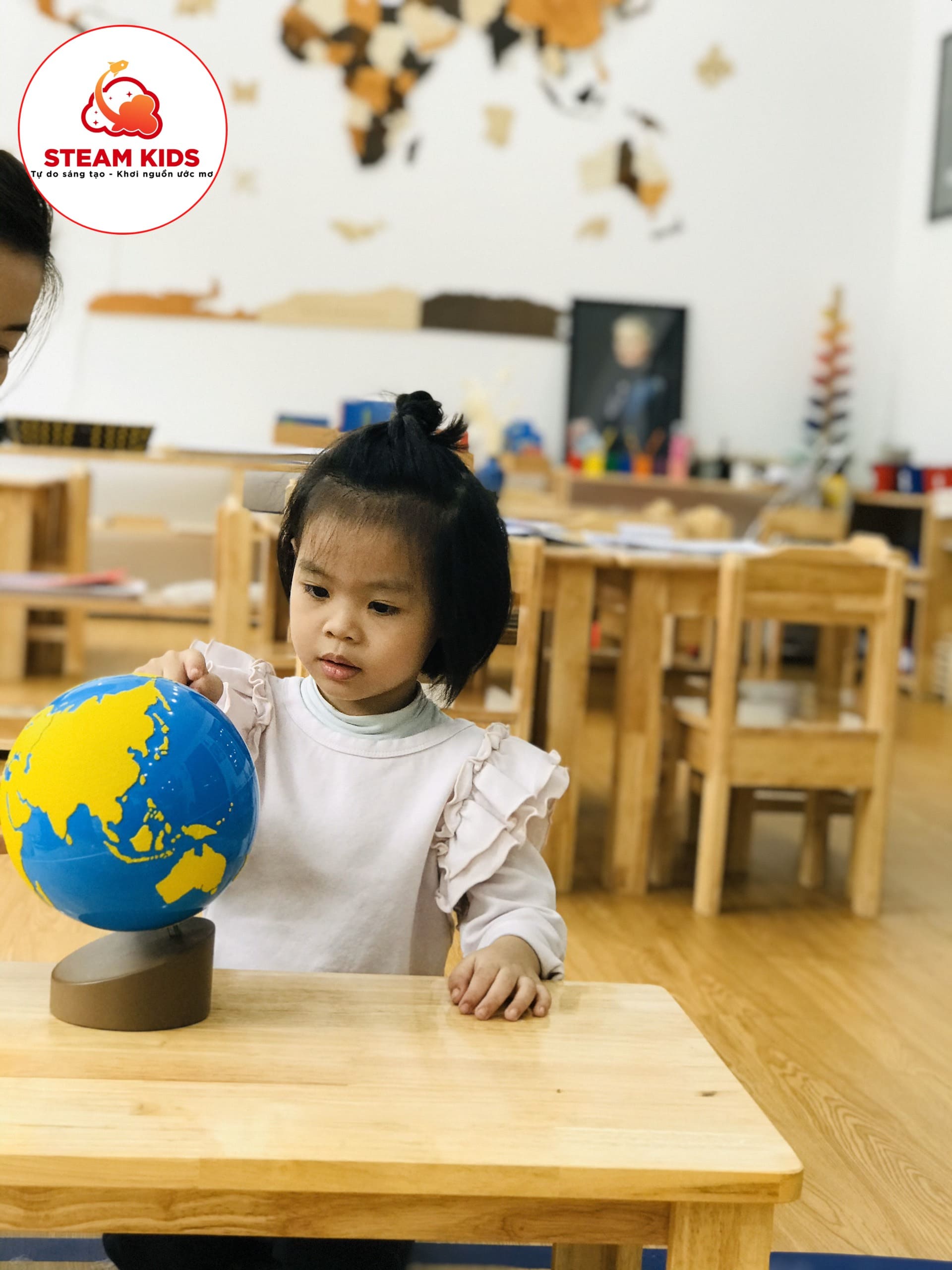 HOẠT ĐỘNG MONTESSORI: QUẢ CẦU NHÁM ĐẤT - NƯỚC - KHÔNG KHÍ - Trường Mầm Non STEAM KIDS