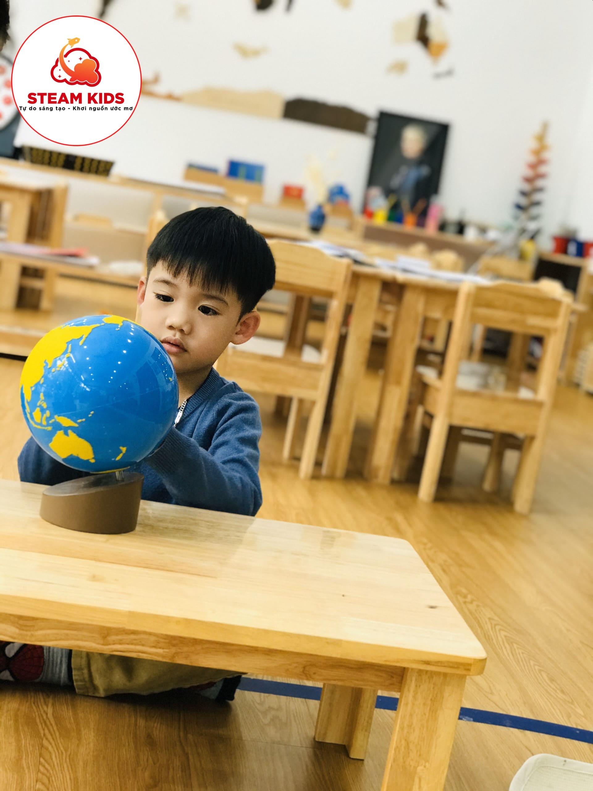 HOẠT ĐỘNG MONTESSORI: QUẢ CẦU NHÁM ĐẤT - NƯỚC - KHÔNG KHÍ - Trường Mầm Non STEAM KIDS