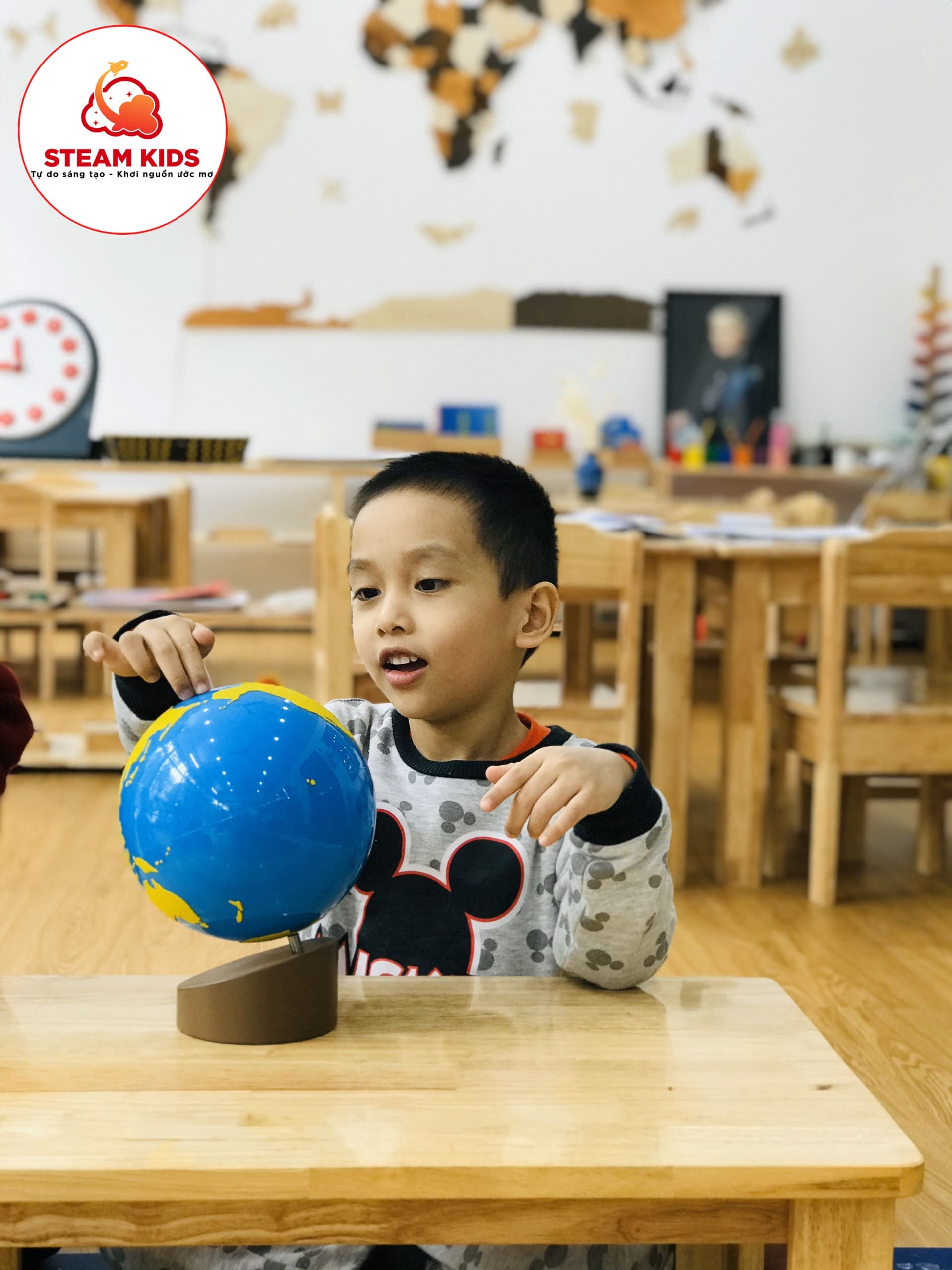 HOẠT ĐỘNG MONTESSORI: QUẢ CẦU NHÁM ĐẤT - NƯỚC - KHÔNG KHÍ - Trường Mầm Non STEAM KIDS
