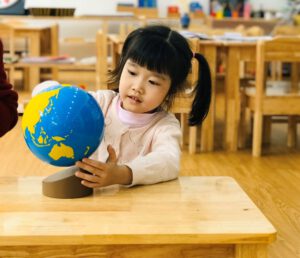 HOẠT ĐỘNG MONTESSORI: QUẢ CẦU NHÁM ĐẤT - NƯỚC - KHÔNG KHÍ - Trường Mầm Non STEAM KIDS