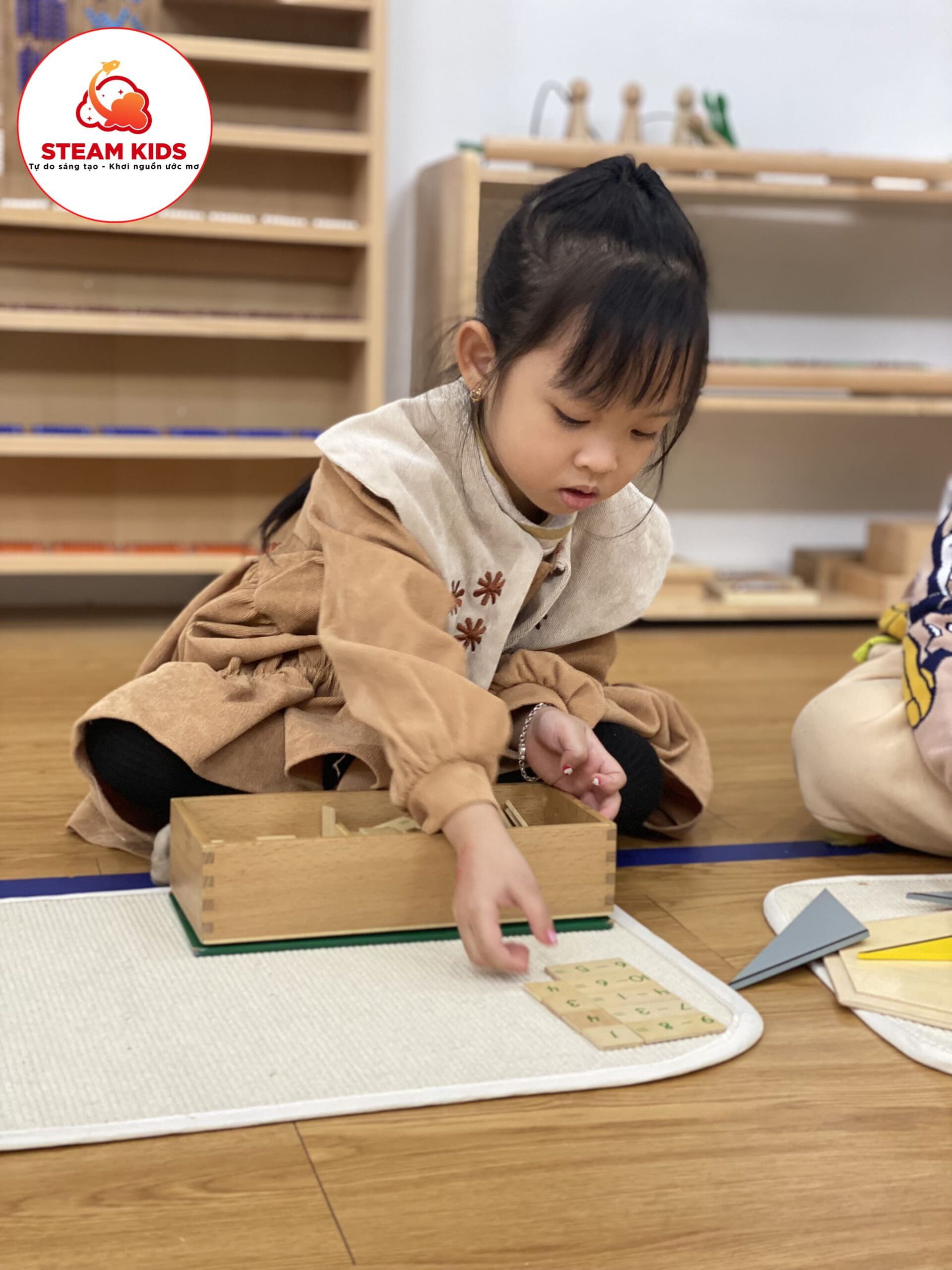 HOẠT ĐỘNG MONTESSORI  HOẠT ĐỘNG MONTESSORI  - Trường Mầm Non STEAM KIDS