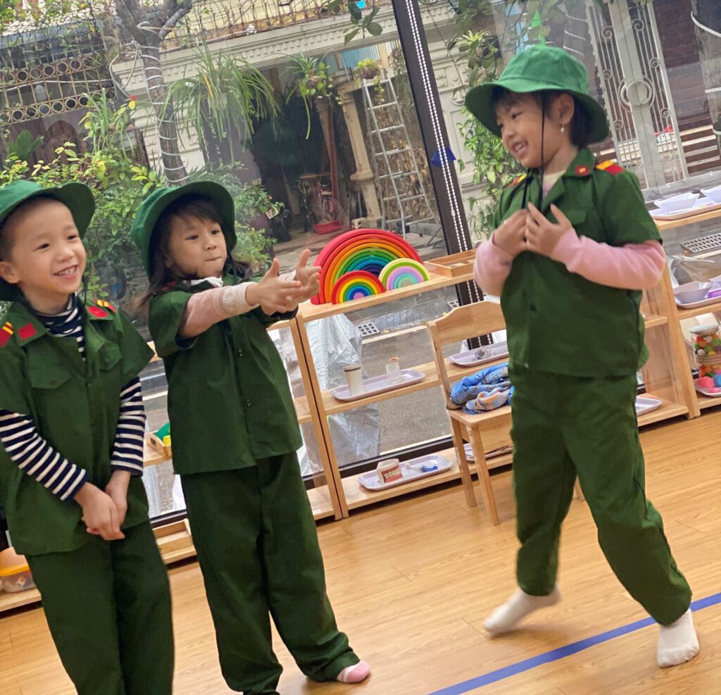 Kỹ Năng Sống: Bé Làm Chú Bộ Đội - Trường Mầm Non STEAM KIDS
